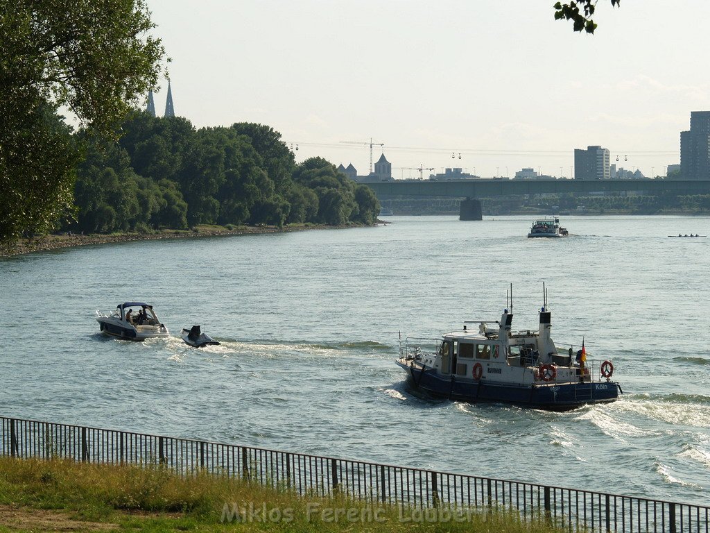 Einsatz Loeschboot und Rettungsboot Koeln Muelheim  P31.JPG